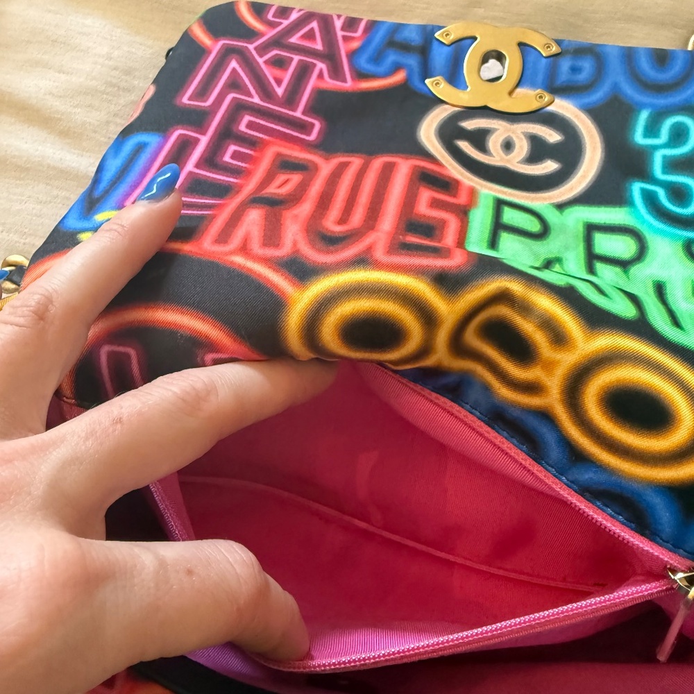 CHANEL 19 MEDIUM GRAFFITI FLAP BAG - Picture 7 of 9
